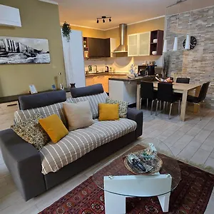  Apartment Prime - Large Independent Apartment, Air Conditioning, 2 Bathrooms, 2 Free Covered Parking Spaces, No Restricted Traffic Zone, Train Station 100m, Theatre 150m, Historic Centre Italien